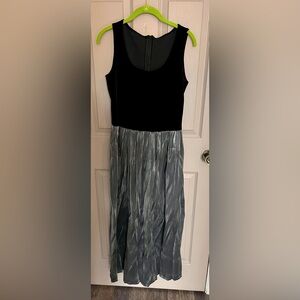 Elegant Black and Gray Sleeveless Dress